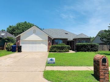 New architectural shingle roof on a brick ranch home installed by Global Roofing and Construction in Wichita, KS